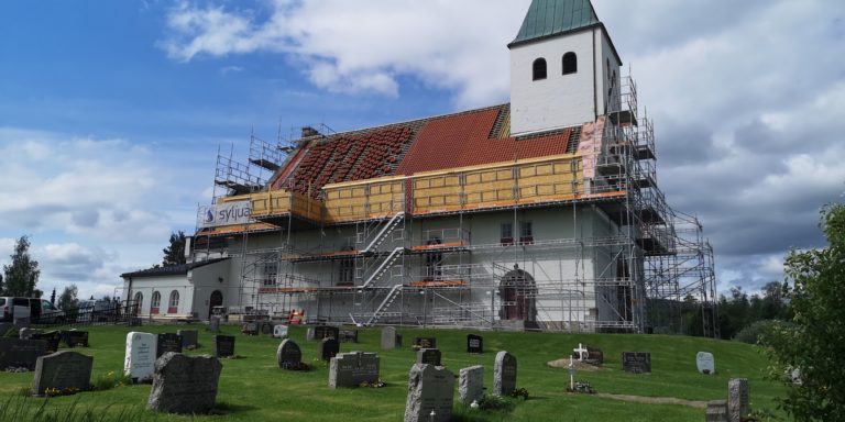 Raufoss kirke får nytt tak