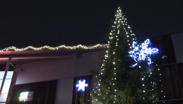 Tente lysene i julegrana utenfor Amfi på Raufoss